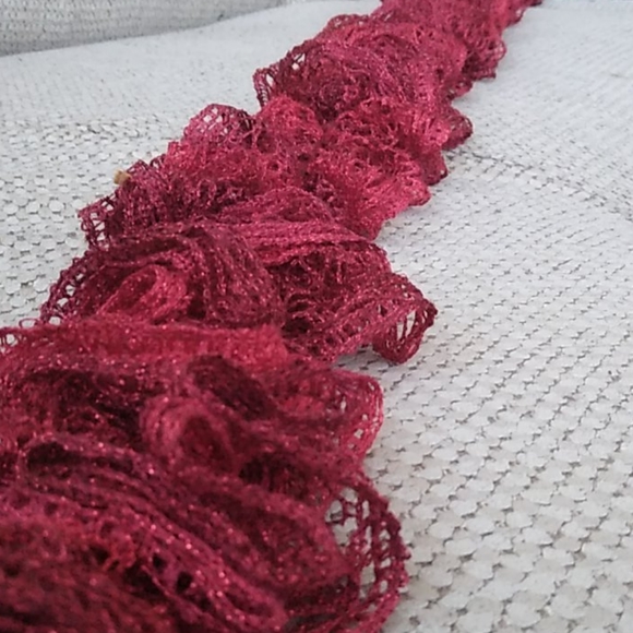 Red ruffle scarf - Picture 2 of 2